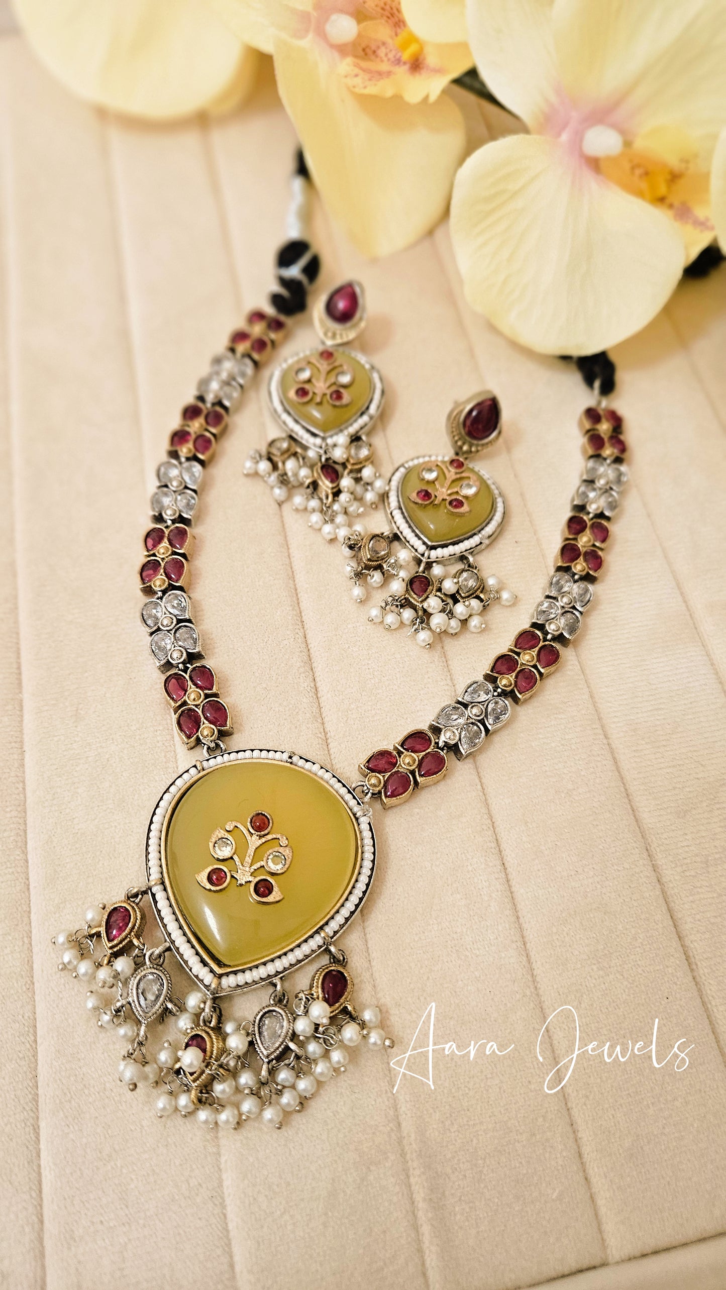 Silver Look Alike Monalisa Stone Necklace Set