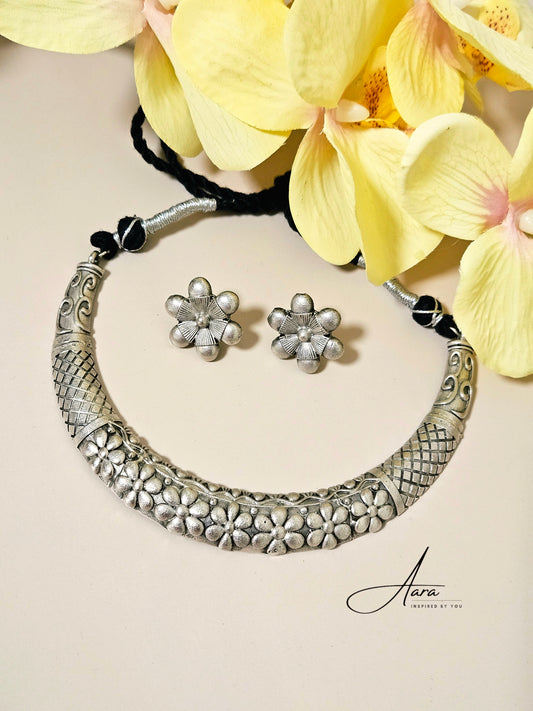 Handcrafted Silver Look Alike Hasli Necklace Set